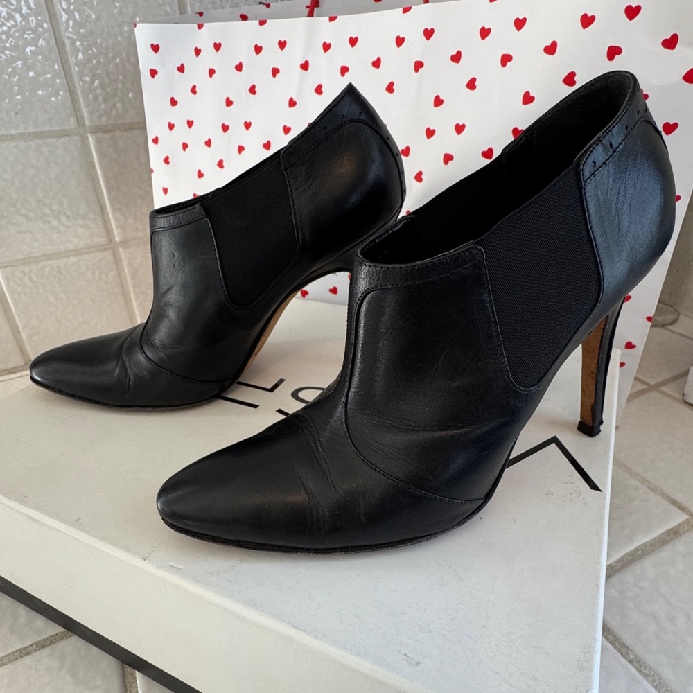 Manolo Blahnik Black Pointed-Toe Leather Ankle Booties - Women - Picture 7 of 8